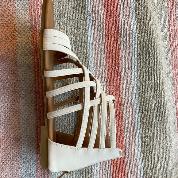 New Never Worn Journee Collection Hanni White Gladiator Sandals Size 7.5 - Picture 10 of 13
